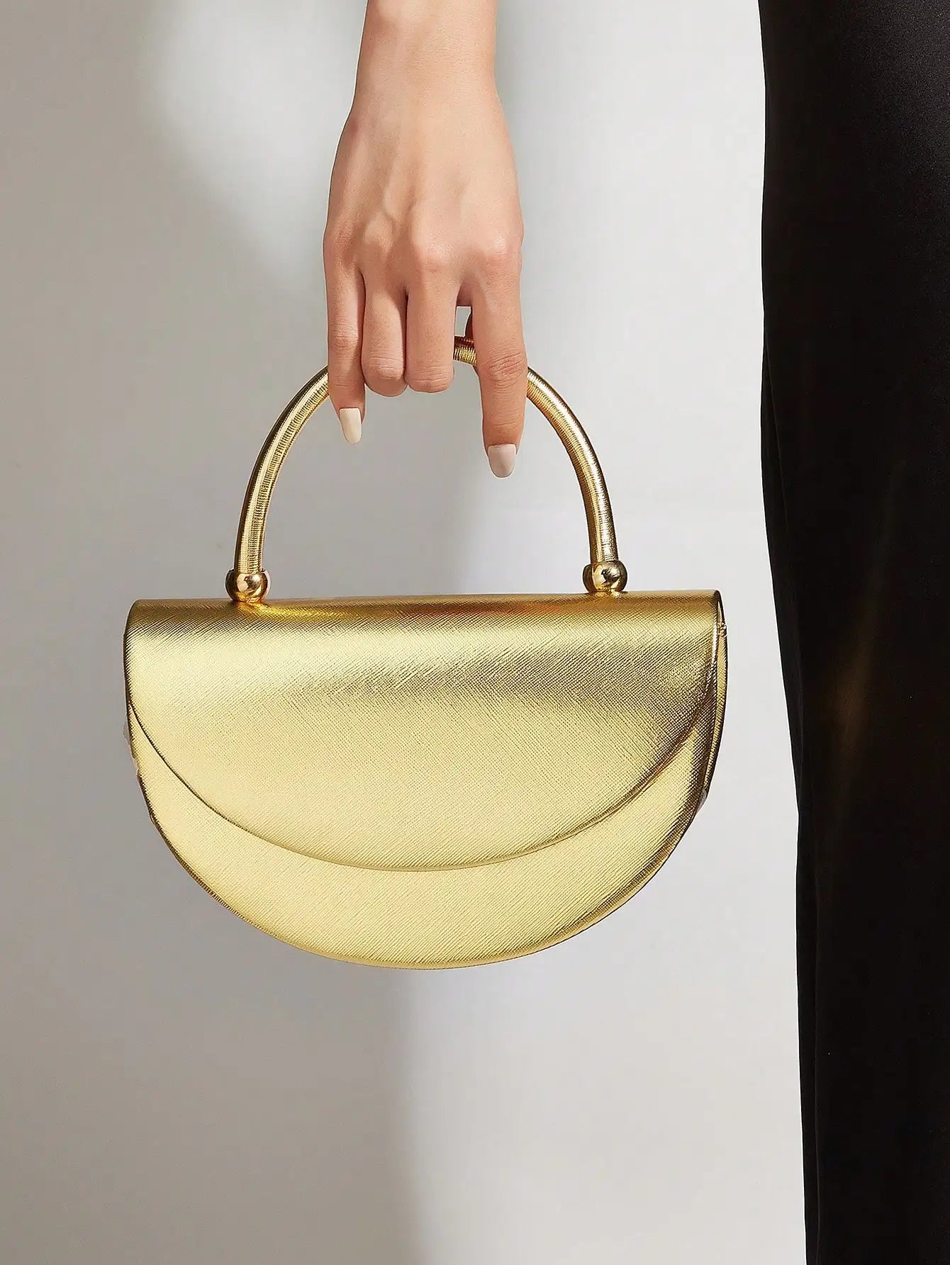 Beautiful and shiny pleated clutches and evening bags, bridal wedding clutches are suitable for attending banquets and parties.