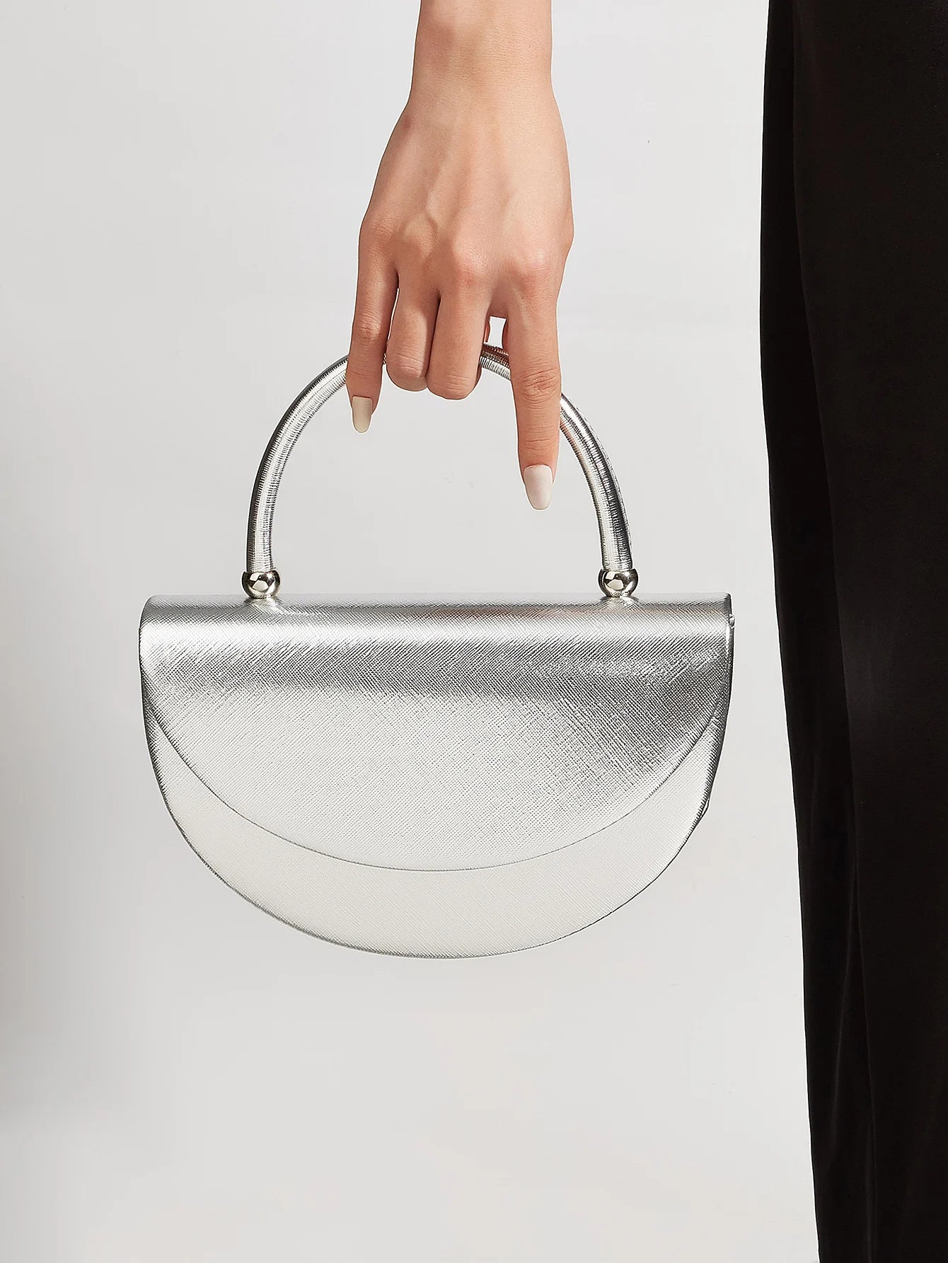 Beautiful and shiny pleated clutches and evening bags, bridal wedding clutches are suitable for attending banquets and parties.